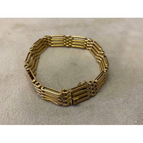 218 - A 15ct. gold gatelink bracelet