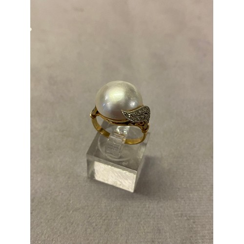 210 - A lady's ring set Mabe pearl with old cut diamonds to the shoulders, on a gold shank