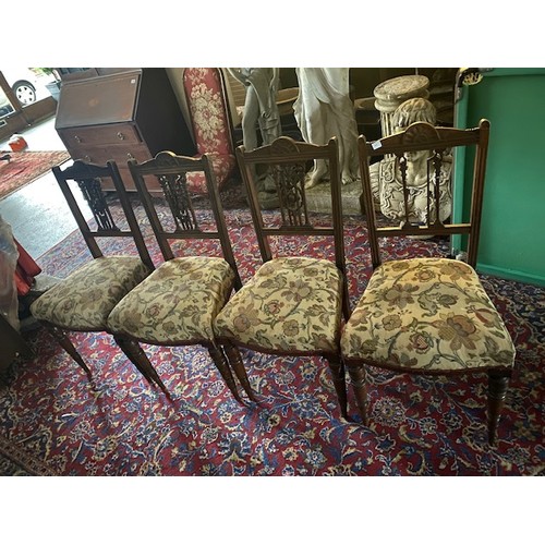 40 - A Victorian walnut framed part drawing room suite upholstered in tapestry style material, on turned ... 