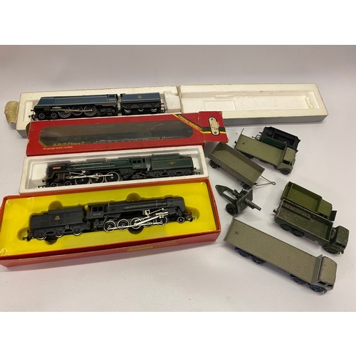 320 - A Hornby 4-6-2 Class 7 Britannia Locomotive and tender, boxed, a Silver Seal locomotive and tender, ... 