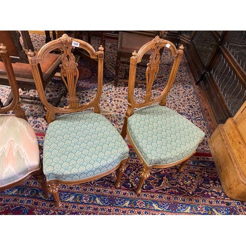 128 - A set of five Victorian walnut drawing room chairs with lyre form back splats, on fluted legs