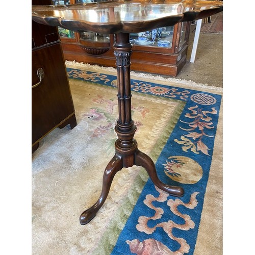 1089 - A Georgian design mahogany occasional table with shaped square top, on cluster form column three dow... 