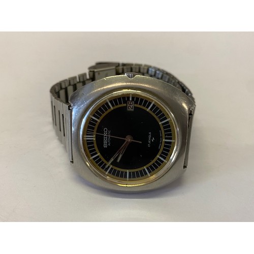 231 - A vintage gentleman's Seiko automatic 7005-8200S wristwatch in a stainless steel case, on a stainles... 