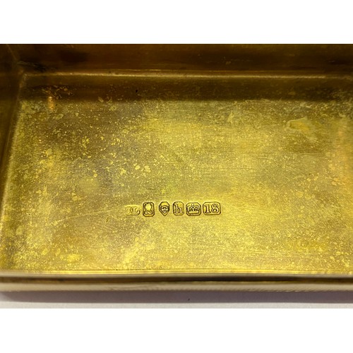 248 - A Georgian 18ct gold snuff box with engine turned decoration, floral edge, the lid bearing inscripti... 