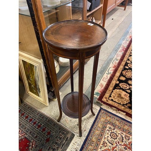 40 - An Edwardian mahogany and inlaid two tier jardiniere stand