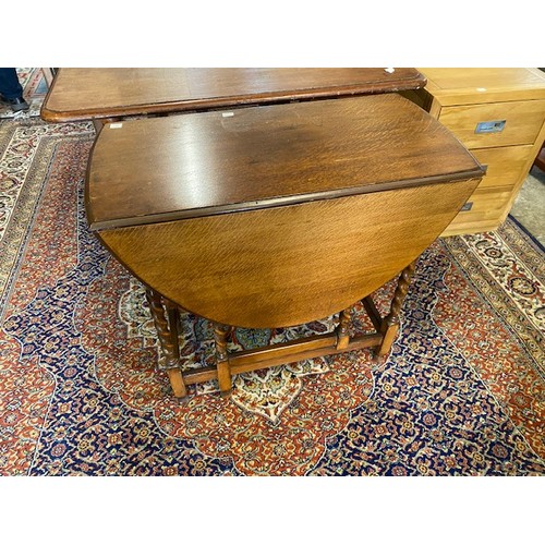 71 - A nest of three walnut veneered kidney shaped occasional tables, the largest 21 1/2in. wide and an o... 