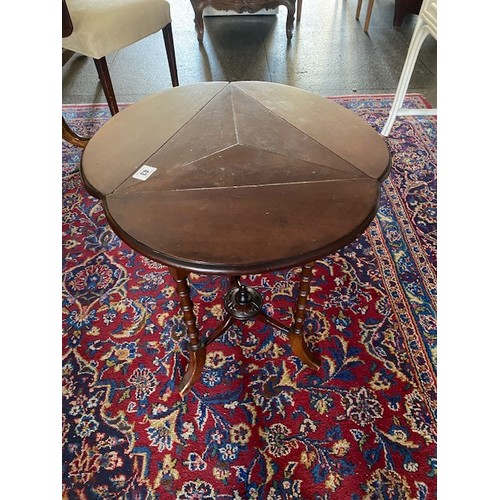 43 - A mahogany corner table fitted three rounded drop flaps, on turned legs and downswept feet - 13 1/2i... 