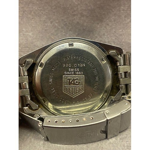 194 - A gentleman's Tag Heuer Professional 1000 wristwatch in a stainless steel case, on a stainless steel... 