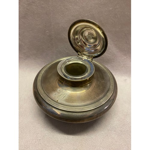 179 - A compressed spherical inkwell with reeded decoration - London 1905