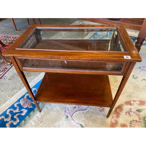 46 - An Edwardian mahogany and satinwood line inlaid bijouterie table with hinged glass lid and sides, on... 