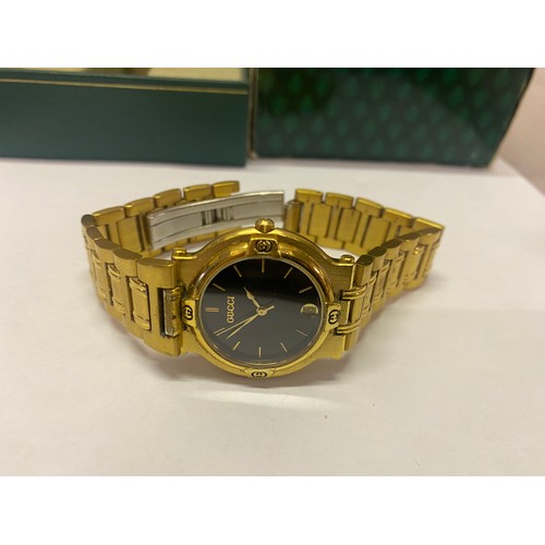 174 - A Gucci 9200M wristwatch with black dial, in a gold plated case, on a gold plated bracelet, in origi... 