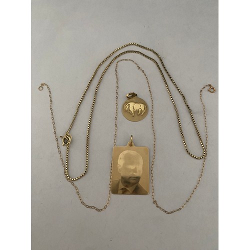 210 - A 14kt. gold boxlink necklace, a fine 9ct. gold necklace, a 14kt. gold pendant with hologram portrai... 