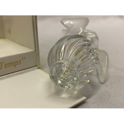 146 - A Lalique perfume bottle for Nina Ricci 'Doves L'Air Du Temps' with original box - 3in. high