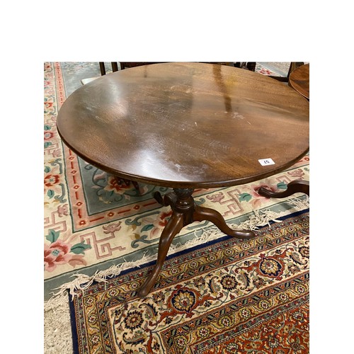 57 - A Georgian mahogany occasional table with circular top, turned and wrythen column, on three downswep... 