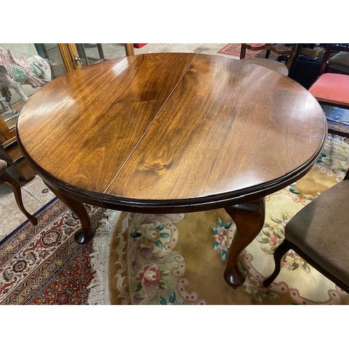 76 - A mahogany dining table with circular top, extra centre leaf, on cabriole legs, a set of six Edwardi... 