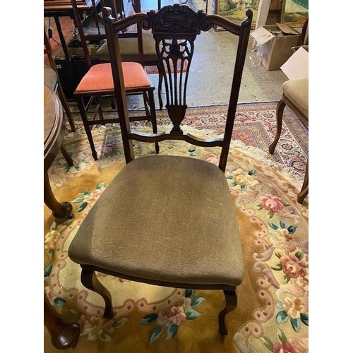 76 - A mahogany dining table with circular top, extra centre leaf, on cabriole legs, a set of six Edwardi... 