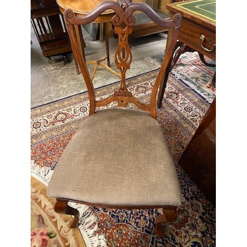 76 - A mahogany dining table with circular top, extra centre leaf, on cabriole legs, a set of six Edwardi... 