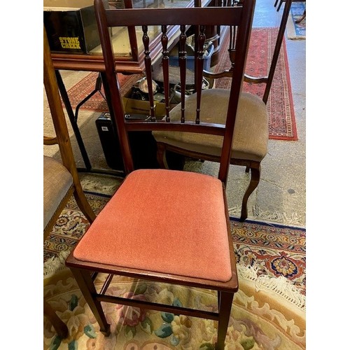 76 - A mahogany dining table with circular top, extra centre leaf, on cabriole legs, a set of six Edwardi... 