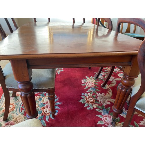 26 - A Victorian mahogany dining table on jelly mould legs terminating in castors, a set of five Victoria... 