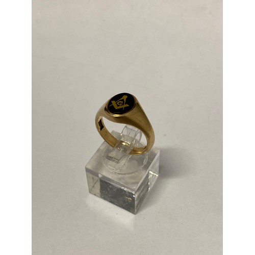 269 - A gentleman's signet ring, the top inset onyx with Masonic square and compass, on a 9ct. gold shank