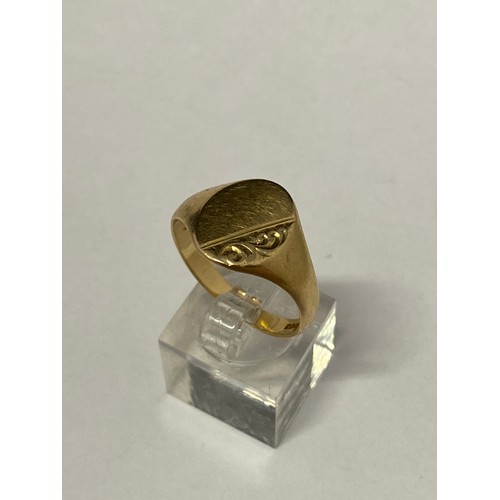 261 - A gentleman's signet ring on a 9ct. gold shank