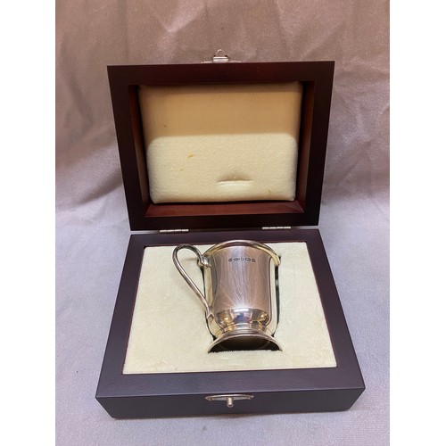 193 - A modern silver christening mug on stepped circular foot, in fitted wooden box