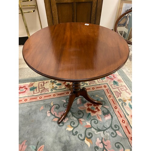 41 - A Georgian design mahogany occasional table with circular snap top, on baluster turned column and th... 