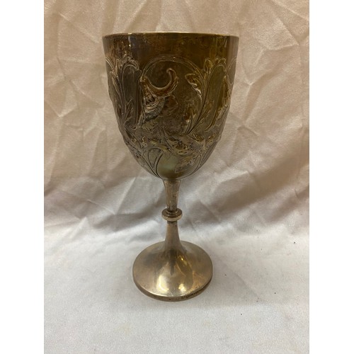 174 - An Edwardian silver trophy cup with vacant cartouche and repousse decoration of flowers and leaves, ... 