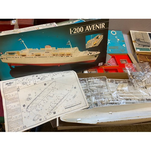 279 - A Heller Humbrol 1.200 Avenir model kit, boxed and a Building Boat kit and accessories