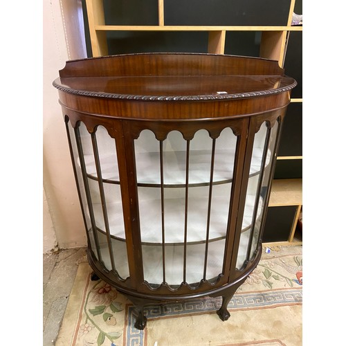 26 - A mahogany half round display cabinet with low raised back, fitted glass door and sides with shaped ... 