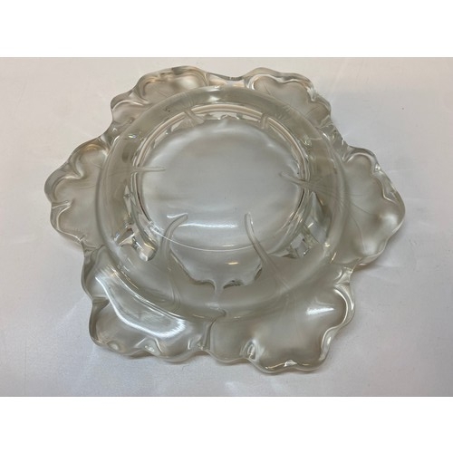 190 - A Lalique Honfleur shallow bowl with moulded leaf decoration to the border, signed to the base - 12i... 