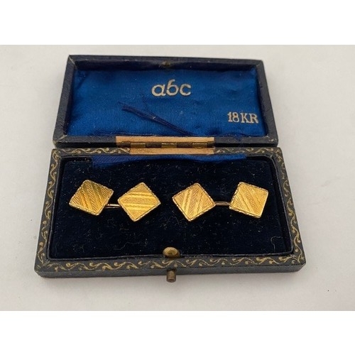 222 - A pair of 18kt. gold cufflinks of square form, in fitted box