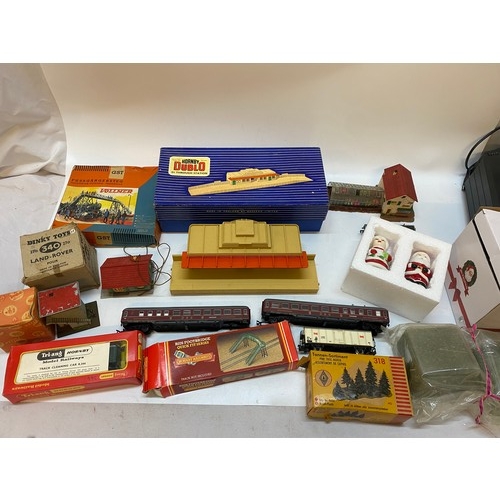 289 - A Hornby Dublo D1 Through Station, boxed, a Triang Hornby Carriage Cleaning Car, boxed, a Hornby Foo... 