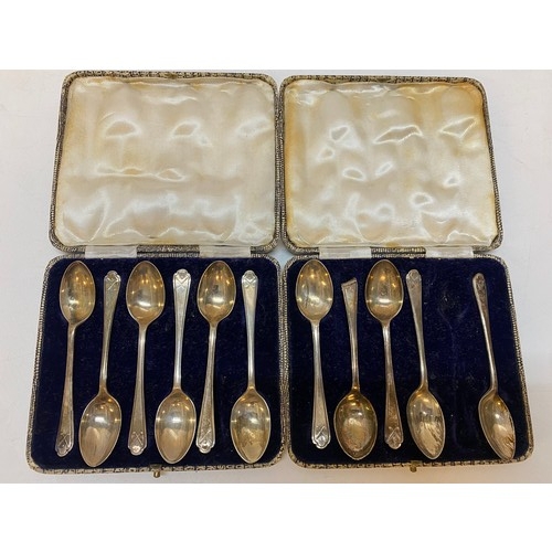 131 - Eleven Walker and Hall silver coffee spoons with golf club decorated terminals, in two fitted boxes ... 