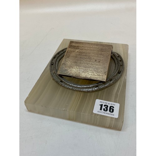 136 - An onyx desk paperclip with horse shoe and silver clip