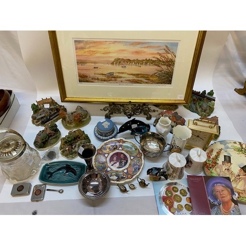 139 - A small selection of silver plate including a pedestal bon bon dish, matchbox case and snuff box, a ... 