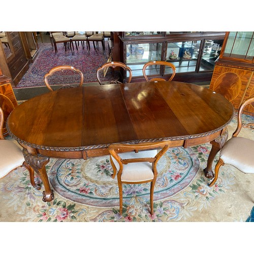 39 - A mahogany dining table with oval top, two extra centre leaves, on cabriole legs with claw and ball ... 