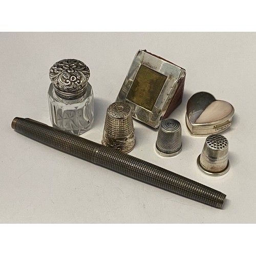 200 - A small modern silver and inlaid heart shaped pill box, a small panelled toilet jar with repousse de... 