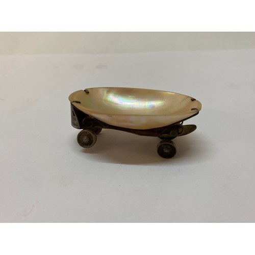 187 - A mother of pearl shell form salt on a silver base in the form of a roller skate - Birmingham 1909, ... 