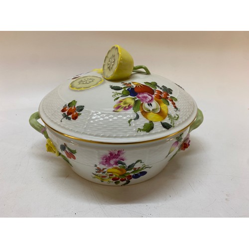 151 - A Herend tureen and cover with sliced lemon form handle, painted with fruit and applied flowers - 7 ... 