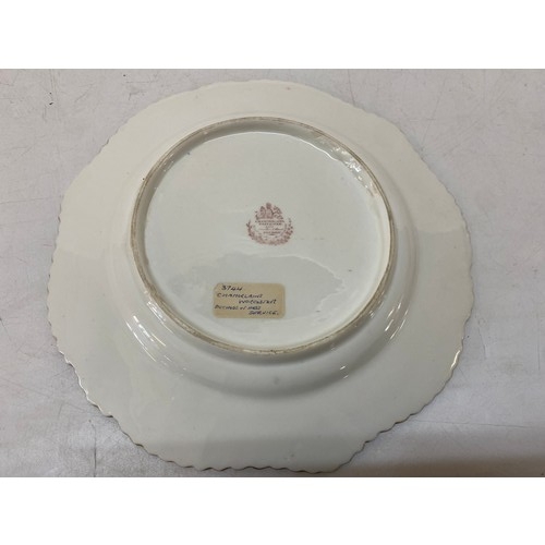 108 - A 19th Century Chamberlain Worcester dinner plate from the service given by Queen Victoria to her da... 