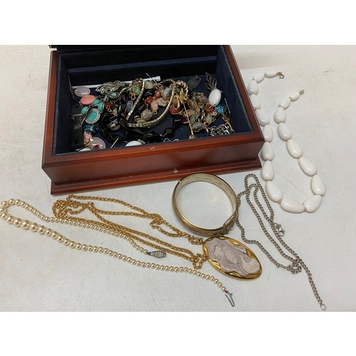 171 - A sterling silver hinged bangle, a silver necklace, a turquoise style bracelet, marcasite brooches, ... 