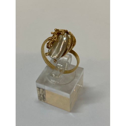 176 - A lady's ring set pearl, on a 14kt. gold shank
