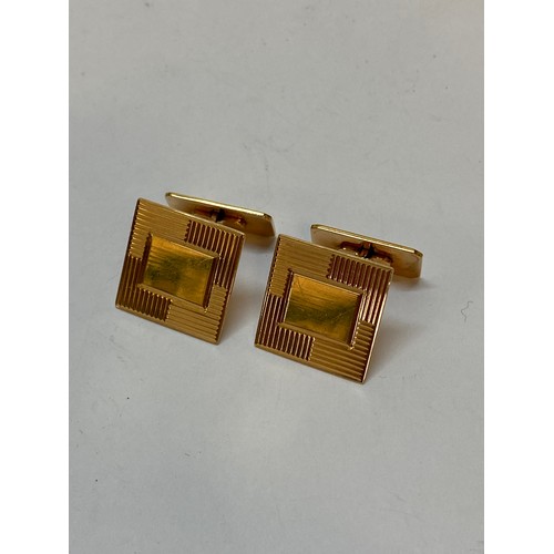 191 - A pair of 18kt. gold cufflinks of square form