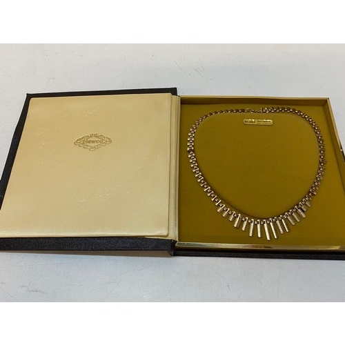 200 - A 9ct. gold fringed necklace