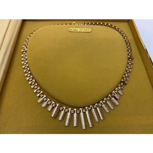 200 - A 9ct. gold fringed necklace