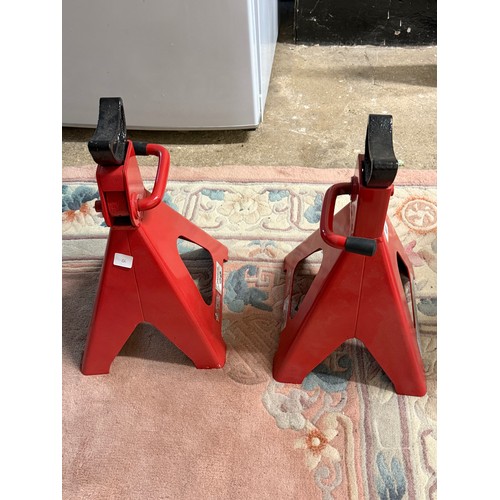 61 - A pair of 6 tonne heavy duty jack stands