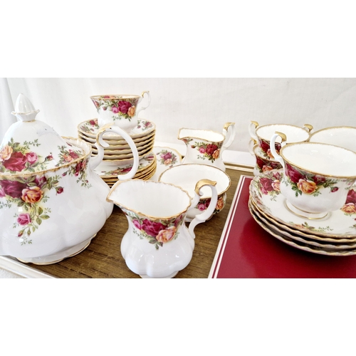 55 - Royal Albert Old Country Roses teaware incl. cups, saucers and plates, teapot, sugar and cream, plac... 