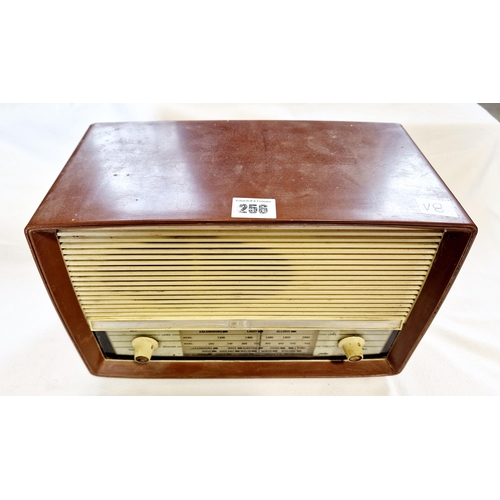 256 - Vintage radio in Bakelite case