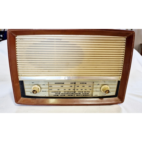 256 - Vintage radio in Bakelite case